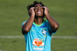 Endrick durante treino da Seleção Brasileira