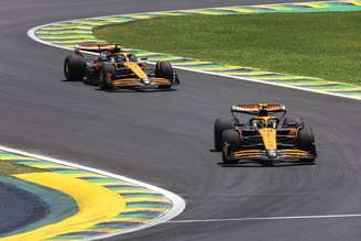 Pilotos da McLaren aceleram na pista de Interlagos durante o GP de São Paulo de 2024.