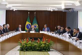 Luiz Inácio Lula da Silva (PT) em reunião com os governadores dos Estados e do DF; no encontro, o governo federal apresentou medida para reformular política de segurança pública do País, mas projeto gera receio nos governos locais