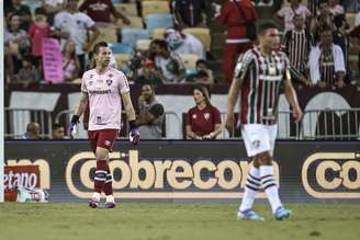 Fabio cometeu pênalti e levou o terceiro amarelo. (FOTO: MARCELO GONÇALVES / FLUMINENSE F.C.)