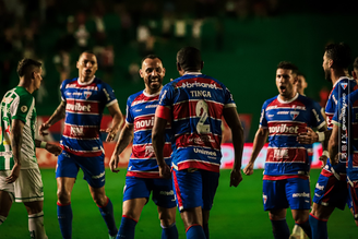 Elenco do Fortaleza comemora um dos gols na partida. 