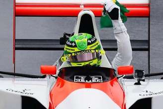 Lewis Hamilton dirigiu a McLaren de Ayrton Senna em Interlagos neste domingo, 3