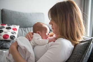 A depressão pós-parto pode causar tristeza profunda na mãe