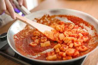 Chef Joyce Bergamasco prepara nhoque de batata ao molho de tomate em seu apartamento