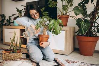 Mulher cultivando plantas em casa.