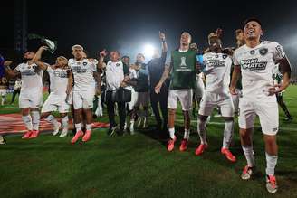 Jogadores comemorando a classificação 