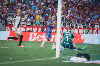 Breno Lopes marcando o segundo gol do Fortaleza na partida. 