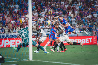 Martínez marcando o primeiro gol do Fortaleza na partida. 