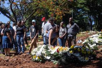 A viúva Simone Novais presta homenagem ao motorista de aplicativo Celso Araújo, que morreu após ser atingido por tiros no aeroporto de Guarulhos na execução do delator do PCC, o empresário Antônio Vinicius Lopes Gritzbach
