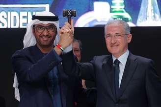 Presidente da COP de 2023, Sultão Ahmed Al Jaber, e o seu sucesso para a edição deste ano, Mukhtar Babayev, dão início à conferência global