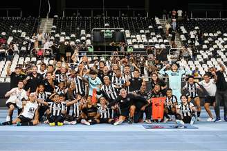 Botafogo comemorando. 