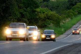 Uso do farol baixo durante o dia é obrigatório em estradas de pista simples