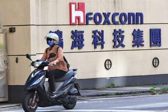 Mulher passa pelo logotipo da Foxconn do lado de fora do prédio da empresa em Taipei, Taiwan
09/11/2022
REUTERS/Ann Wang