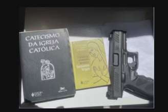 Mensagem em e-mail com ameaça mostra arma de fogo e livros religiosos