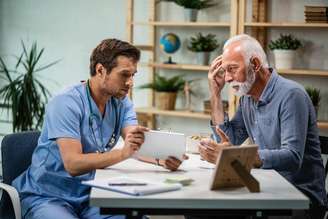 Homem idoso em consulta médica.