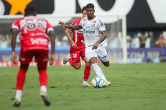 Hayner jogador do Santos durante partida contra o CRB no estádio Vila Belmiro pelo campeonato Brasileiro B 2024.