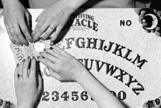 Raízes do tabuleiro ouija remontam à década de 1840, durante o surgimento do espiritualismo moderno nos Estados Unidos