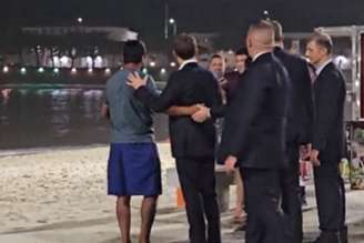 Emmanuel Macron cumprimentou brasileiros e posou para selfies no calçadão de Copacabana