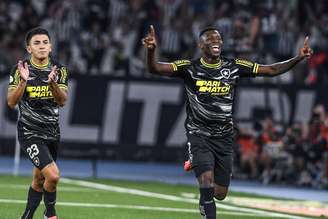 Luiz Henrique (Botafogo) comemorando seu gol contra o Vasco da Gama ao lado de Thiago Almada, no dia 05.11.2024 