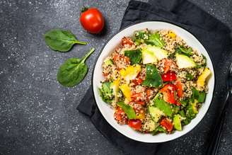 Salada detox de quinoa e espinafre