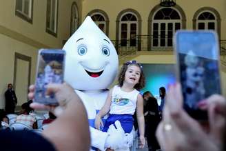 Zé Gotinha continua fazendo a alegria da criançada, aparecendo em campanhas de vacinação e conscientização.