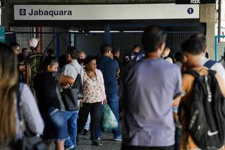 Movimentação de passageiros nos arredores da estação Jabaquara do Metro, em São Paulo.