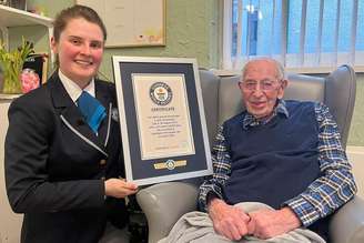 John Tinniswood com certificado de Homem Mais Velho do Mundo concedido pelo Livro Guiness dos Recordes
04/04/2024 Guinness World Records/Divulgação via REUTERS