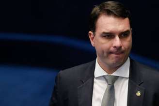 ‘Nenhuma prova’, diz Flávio Bolsonaro após pai ser denunciado pela PGR

