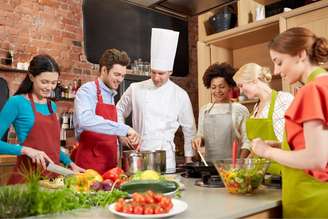 Os cursos de culinária são uma excelente alternativa para aprimorar as habilidades na cozinha e se destacar no mercado