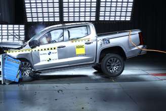 Novo Mitsubishi Triton vai bem e tira nota máxima no Latin NCAP