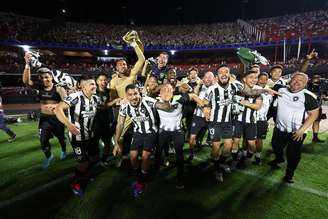 Jogadores do Botafogo comemorando a classificação. 