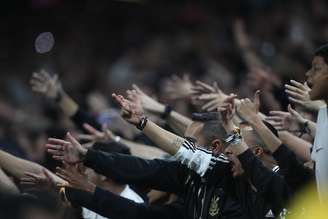 Torcedores do Corinthians apoiam o time em campo e ajudam o clube com doação para quitar dívida pela arena.