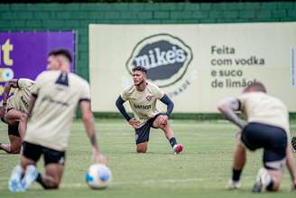 Jogadores treinam antes do duelo contra o Fortaleza