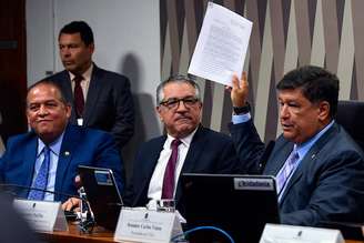 O relator Eduardo Gomes (PL-TO) (à esquerda), ao lado do ministro Alexandre Padilha e do presidente da comissão, Carlos Viana