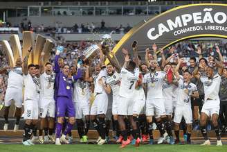 Botafogo ergue o troféu de campeão da Copa Libertadores da América.