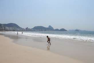 Praia de Copacabana, na zona sul do Rio; projeto abre brecha para que praias sejam privatizadas e volta à discussão com alterações.