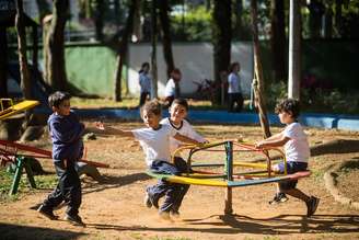 Crianças brincam em Escola Municipal de Educação Infantil Heitor Villa Lobos em São Paulo