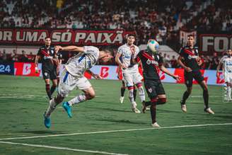 Fortaleza e Atlético Goianiense em ação. 