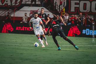 Fortaleza e Atlético Goianiense em ação. 