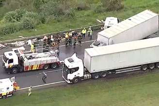 Acidente entre caminhões e carro deixou mortos e feridos na Rodovia dos Bandeirantes