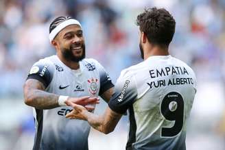 Yuri Alberto e Memphis Depay, do Corinthians, comemoram após marcar o primeiro gol de seu time na partida entre Grêmio e Corinthians, pelo Brasileirão 2024, na Arena do Grêmio, no dia 8 de dezembro de 2024, em Porto Alegre, Brasil.