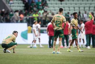 Jogadores do Palmeiras se mostraram abatidos após derrota para o Fluminense.