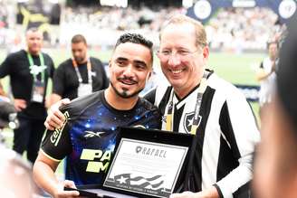 Rafael é homenageado com placa do Botafogo