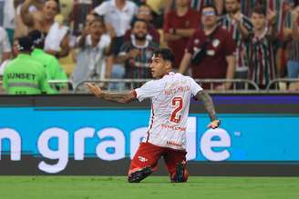 Hugo Mallo com a camisa do Internacional