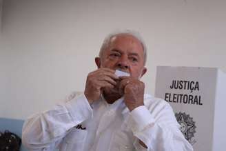 Luiz Inácio Lula da Silva, então candidato, durante votação na Escola Estadual Dr. João Firmino Correia de Araujo, em São Bernardo do Campo, em 2022.