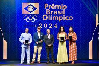 Os atletas Erlon Souza da canoagem, Bruno Fratus da natação, Agata do vôlei de praia e a velejadora Isabel Swan recebem homenagem do presidente do Comitê Olímpico do Brasil Paulo Wanderley (ao centro)