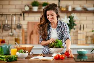 A alimentação é uma forte aliada na prevenção do Burnout