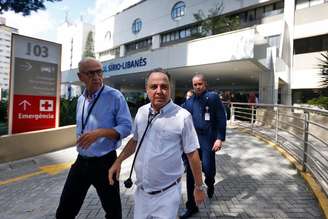 Roberto Kalil Filho saindo do Hospital Sírio Libanês, onde estava internado o presidente Lula após cirurgia.