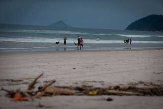 Banhistas tomam banho de mar na praia de Maresias, apesar de todo desastre que ocorreu no último domingo em São Sebastião.