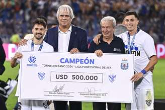 Jogadores do Vélez Sarsfield recebem premiação pelo título do Campeonato Argentino